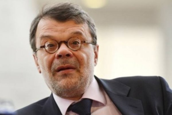 Ministrul Daniel Barbu a fost huiduit de protestatari, iar maşina sa a fost avariată, în Centrul Vechi al Capitalei
